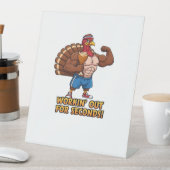 Muscular Turkey Gym Champion Funny Thanksgiving CL Reclamebord Met Voetstuk (Insitu)