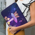 Mushroom Fantasy Monogram Magische betoverde fee Laptop Sleeve<br><div class="desc">Mushroom Fantasy ontwerp met een fee en een leuke muis. Het notitieboek journaal heeft een persoonlijk initiaal dat kan worden gewijzigd voor jouw naam of helemaal verwijderd. Uit een reeks persoonlijke producten van Chessie's Fine Design.</div>