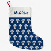 Mushroom Pattern in Cute Navy and Blue Chinoiserie Kleine Kerstsok (Voorkant)