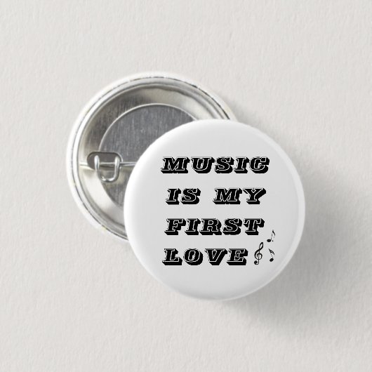 Music is my first love small ronde button 3,2 cm (Voorkant /achterkant)