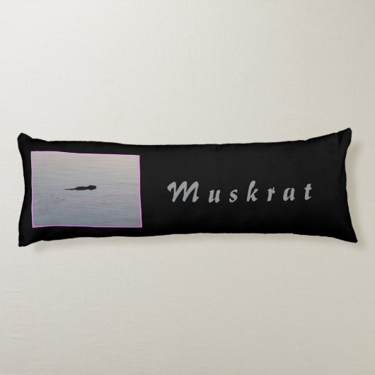 Muskrat Body Pillow Lichaamskussen (Achterkant)