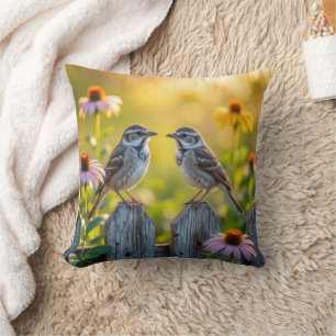 Mussen en kegel bloemen door een houten hek kussen