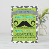 Mustache Bash Chevron Birthday Party Invitation Kaart (Staand voorkant)
