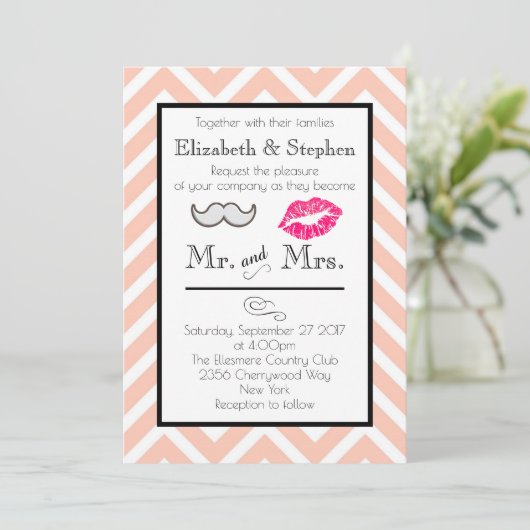 Mustache en Lippen Bruiloft Uitnodigen op Perzik C Kaart (Staand voorkant)