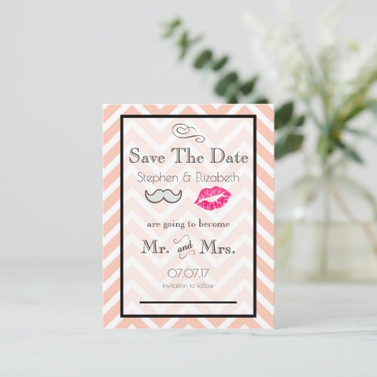 Mustache en Lips Peach Chevron Save the Date Aankondigingskaart (Staand voorkant)