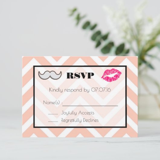 Mustache en Lips Wedding RSVP op Peach Chevron (Staand voorkant)