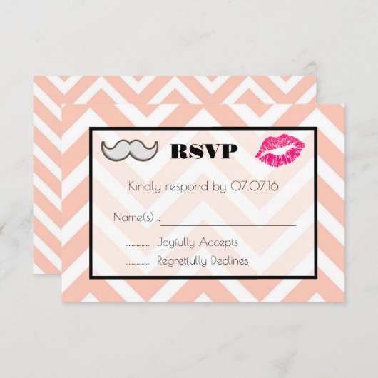 Mustache en Lips Wedding RSVP op Peach Chevron (Voorkant / Achterkant)