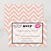 Mustache en Lips Wedding RSVP op Peach Chevron Kaartje (Voorkant / Achterkant)