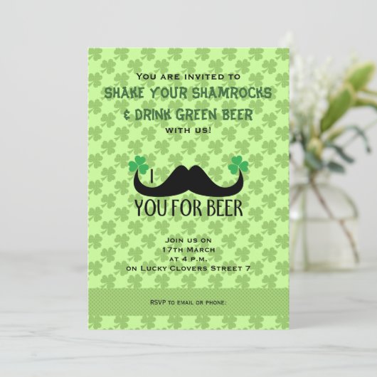 Mustache je bier St Patrick Day Clovers Invite Kaart (Staand voorkant)