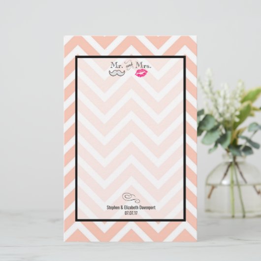 Mustache & Lips Mr. en mevrouw Peach Chevron Weddi Briefpapier (Staand voorkant)