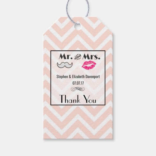 Mustache & Lips Mr. en mevrouw Peach Chevron Weddi Cadeaulabel (Voorkant)