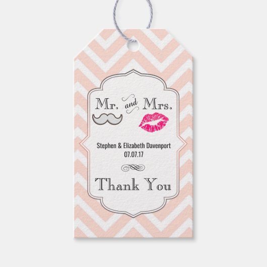 Mustache & Lips Mr. en mevrouw Peach Chevron Weddi Cadeaulabel (Voorkant)