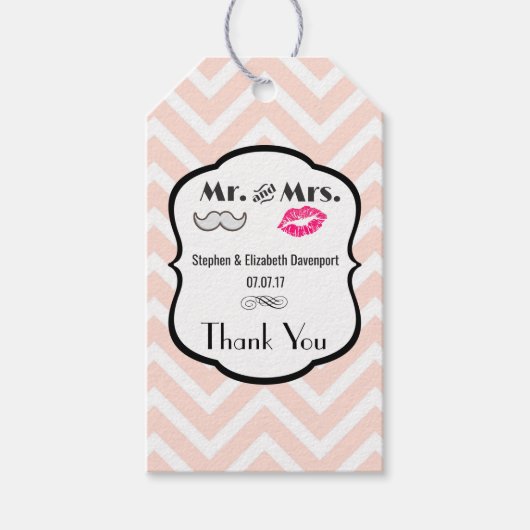 Mustache & Lips Mr. en mevrouw Peach Chevron Weddi Cadeaulabel (Voorkant)