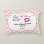 Mustache & Lips Mr. en mevrouw Peach Chevron Weddi Decoratief Kussen<br><div class="desc">Een kussen met een moderne stijl bruiloft ontwerp - glamoureuze roze kussenlippen en een mannelijke retro-uitziende snor illustratie. Stel op een perzik chevron achtergrond. Tekst zegt meneer en mevrouw en u kunt personaliseren met uw namen en trouwdatum in een fancy decoratief lijst.</div>