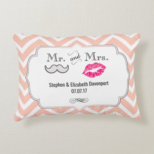 Mustache & Lips Mr. en mevrouw Peach Chevron Weddi Decoratief Kussen (Voorkant)