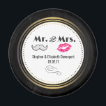 Mustache & Lips Mr. & Mrs Black & Gold Wedding Magneet<br><div class="desc">Een bruiloft magneet met een moderne stijl bruiloft ontwerp - glamoureuze roze kissy lippen en een mannelijke retro-ogende snor illustratie. Gelegen op een zwarte krijtbordachtergrond met een gouden gradiënt cirkelvormig lijst in het midden. Tekst zegt Mr en Mrs en u kunt personaliseren met uw namen en trouwdatum.</div>