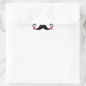 Mustache-ontwerp met roze bogen ronde sticker (Tas)