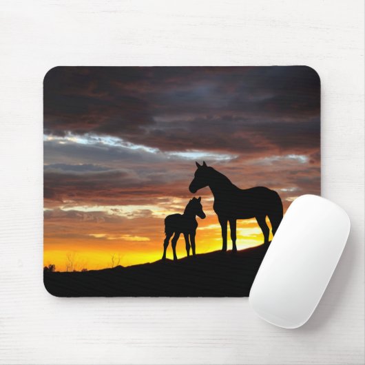 Mustang Mare en Foal Silhouette met zonsondergang Muismat (Met muis)