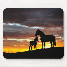 Mustang Mare en Foal Silhouette met zonsondergang Muismat