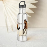 Mustang paard wild en vrij gepersonaliseerd paard waterfles<br><div class="desc">Wild en gratis mustang paard meisjes partij geschenken gracieus galopperen mustang merrie bruin paard,  mooi gepersonaliseerd cadeau voor paardenliefhebbers,  kan ook als een paard thema partij gunst cadeau,  kunt u schrijven elke kind naam op het .</div>