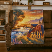 Mustangpaard dat bij zonsondergang bij een beek gr fleece deken