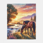 Mustangpaard dat bij zonsondergang graast bij een  fleece deken (Voorkant)