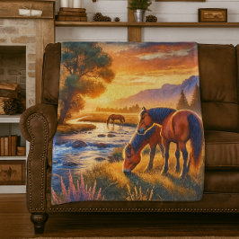 Mustangpaard dat bij zonsondergang graast bij een  fleece deken