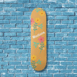 Mustard Retro Daisy Bouquet Pattern Skateboard<br><div class="desc">Mustard Retro Daisy Bouquet Pattern Skateboard. Modern boho  met trendy urban floral Patroon design van Dreaming Cocoon. Personaliseer en voeg naam aan het skateboarddek toe. Een perfect cadeau voor een meisje dat van skateboarden en  bloemen houdt.</div>