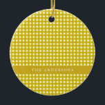 Mustard Yellow Gingham Pset gepersonaliseerd Keramisch Ornament<br><div class="desc">Dit ornamenten ontwerp heeft een klassiek geel ginghampatroon, dat een vrolijk en gezellig tintje geeft aan elk vakantiedecor. De aanpasbare tekstband in het midden zorgt voor een persoonlijk tintje - perfect voor het toevoegen van een familienaam, een gedenkwaardige datum of een vakantiebegroeting. Dit ornament is ideaal voor wie houdt van...</div>