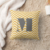 Mustard Yellow Ivory en Gray Monogram Zig Zag Kussen (Deken)