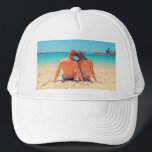 Muts met eigen foto persoonlijk cadeau trucker pet<br><div class="desc">Mutsen met eigen foto - Uw eigen ontwerp - Speciale persoonlijke muts voor koppels / gezinnen / mama / papa / vrienden of persoonlijke muts / pet met foto als cadeau accessoire ( Kies stijl muts ) - Voeg uw foto / of tekst toe - Formaat wijzigen en verplaatsen of...</div>