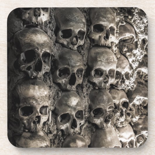 Muur vol met Botten en schedels in de botkapel Onderzetter (Voorkant)