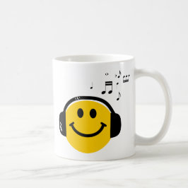 Muziek die een gelukkig gezicht met hoofdtelefoon  koffiemok