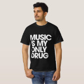 Muziek is mijn enige drug t-shirt (Voorkant volledig)