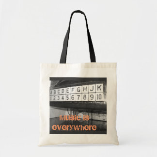 Muziek is overal tote bag