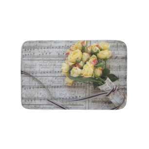 Muziek met oud vel en gele rozen badmat