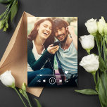 Muziek Thema Trouwfoto Save the Date<br><div class="desc">Perfect voor muziekliefhebbers, koppels die zich verbonden voelen over een gedeelde liefde voor melodieën, zal dit de datum redden ongetwijfeld een snaar raken bij uw gasten en hen enthousiast laten uitkijken naar uw speciale dag. "Hit play on the celebration of a lifetime!" - dit onderschrift zet het podium voor een...</div>