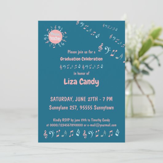 Muziekleraar afstudeerder merkt blauwe achtergrond kaart (Staand voorkant)