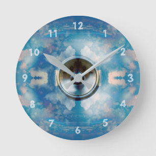 Muziekluidspreker en troebel blauw luchtruim ronde klok