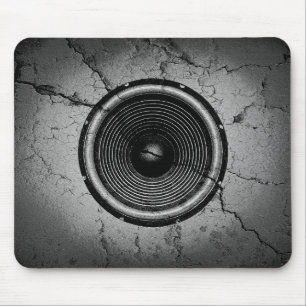 Muziekluidspreker op een gebarsten muur muismat