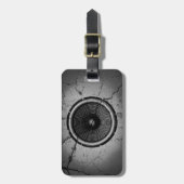 Muziekluidspreker op een gekraakte muur bagagelabel (Voorkant verticaal)