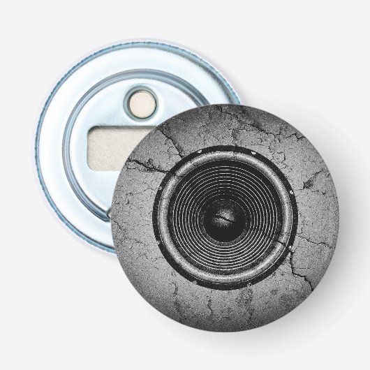 Muziekluidspreker op een gekraakte muur button flesopener (Voorkant)