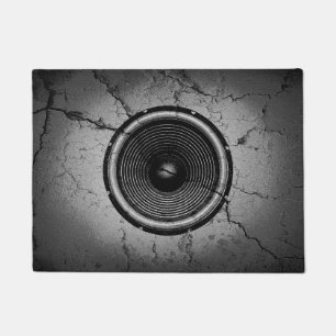 Muziekluidspreker op een gekraakte muur deurmat