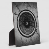 Muziekluidspreker op een gekraakte muur fotoplaat (Zijkant)