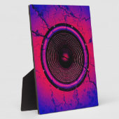 Muziekluidspreker op een gekraakte muur fotoplaat (Zijkant)