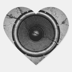 Muziekluidspreker op een gekraakte muur hart sticker