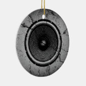 Muziekluidspreker op een gekraakte muur keramisch ornament (Rechts)