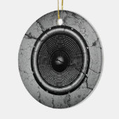 Muziekluidspreker op een gekraakte muur keramisch ornament (Links)