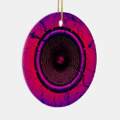 Muziekluidspreker op een gekraakte muur keramisch ornament (Rechts)