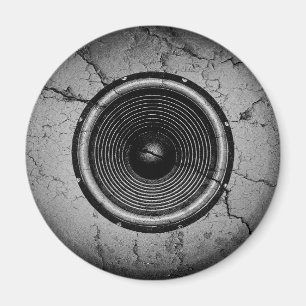Muziekluidspreker op een gekraakte muur magneet